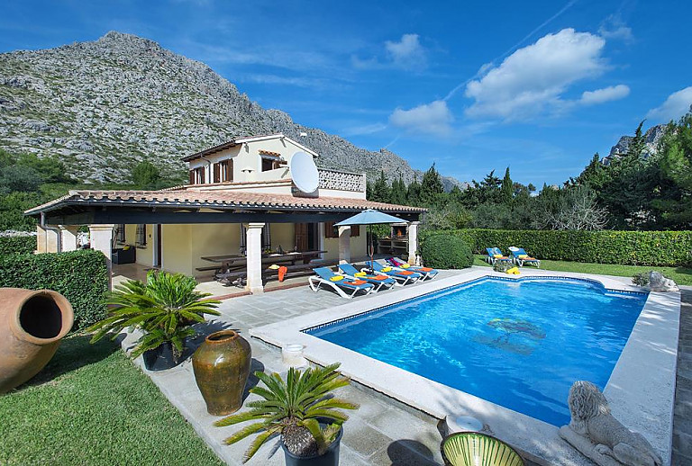 Poolbereich mit Bergblick vor der Finca