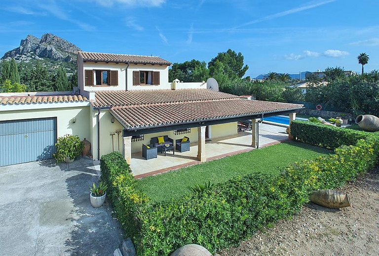 Finca mit Terrasse und Garage