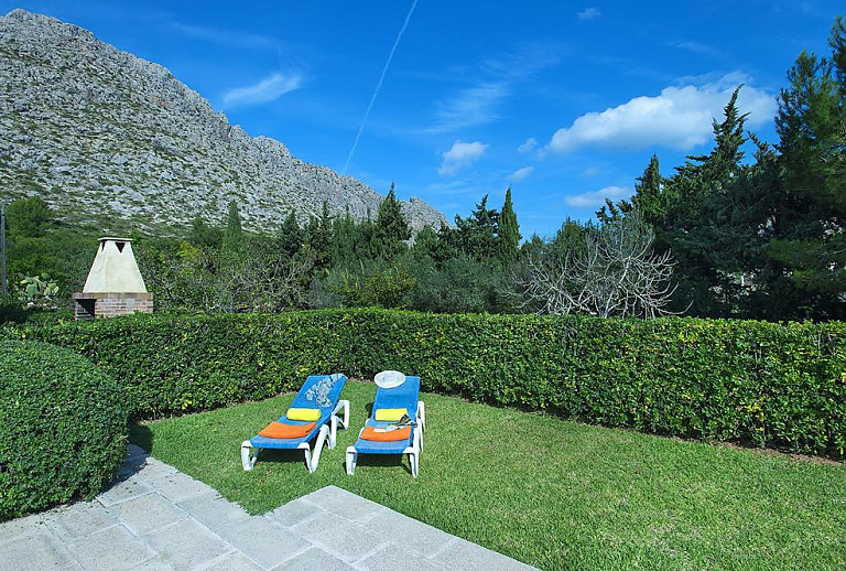Garten mit Rasen und Poolliegen