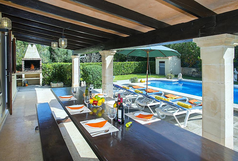 Terrasse mit Vordach und Esstisch