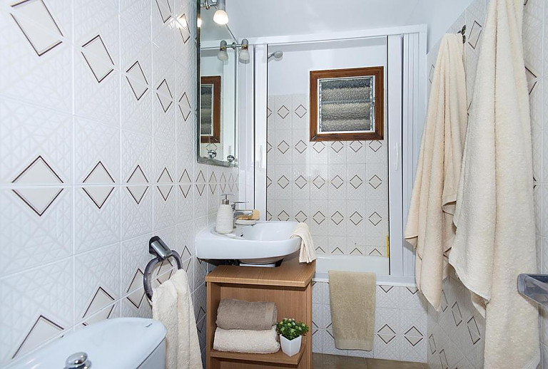 Badezimmer mit Dusche und WC
