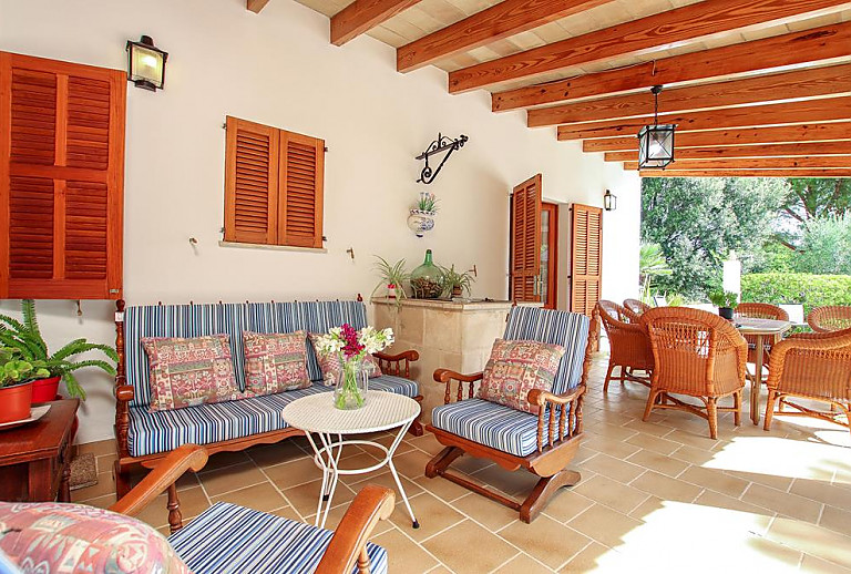 Terrasse mit Vordach und Sofa