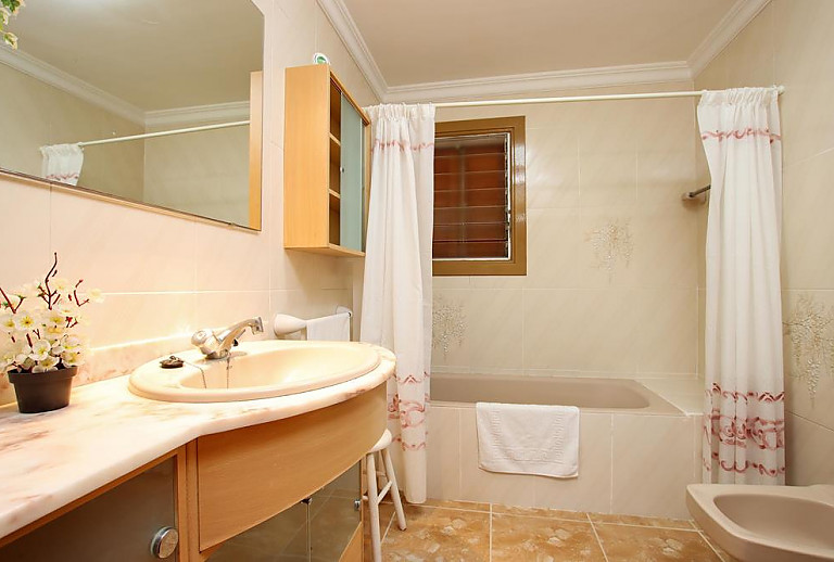 Bad mit Wanne und Waschbecken