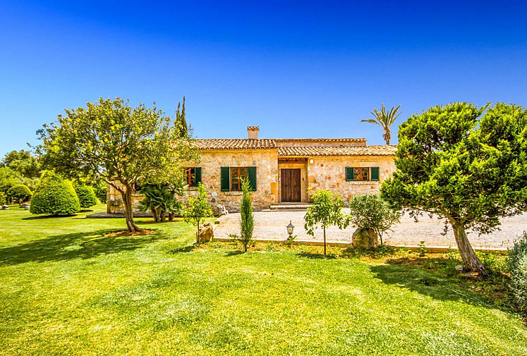 Garten mit Rasenfläche vor der Finca