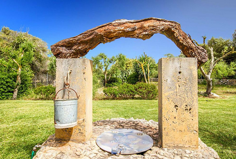 Brunnen im Garten auf dem Rasen
