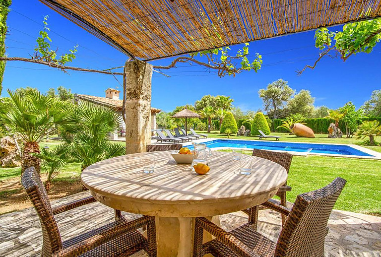 Terrasse mit Vordach und Esstisch