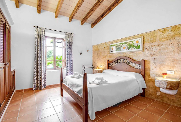 Schlafzimmer mit Doppelbett und Kleiderschrank