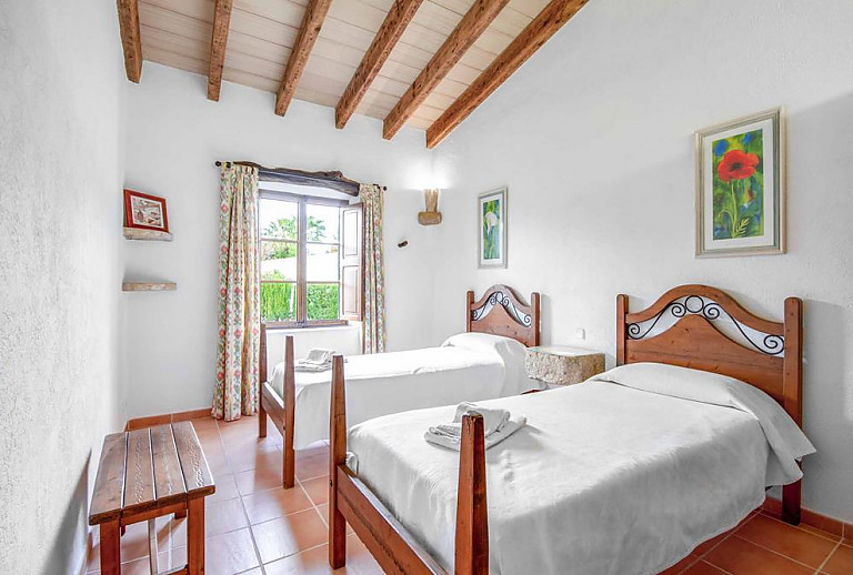 Schlafzimmer mit Einzelbetten und Fenster
