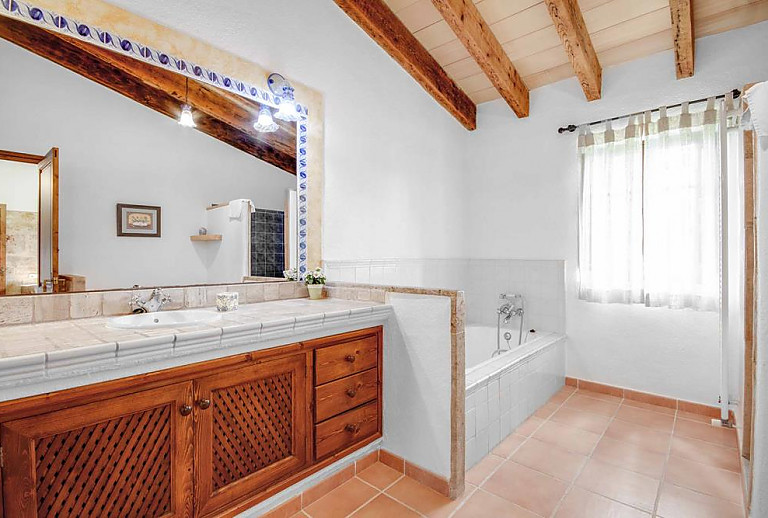 Bad mit Wanne und Waschbecken