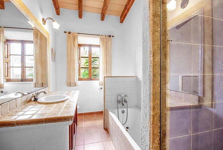 Wanne und Fenster im Badezimmer