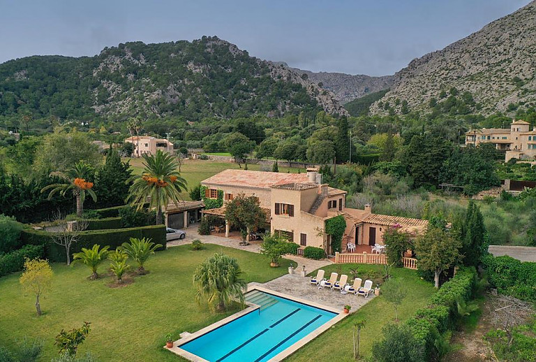 Garten mit Poolbereich vor der Finca