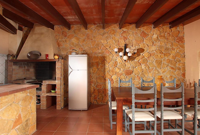 Sommerküche mit Esstisch und Kühlschrank