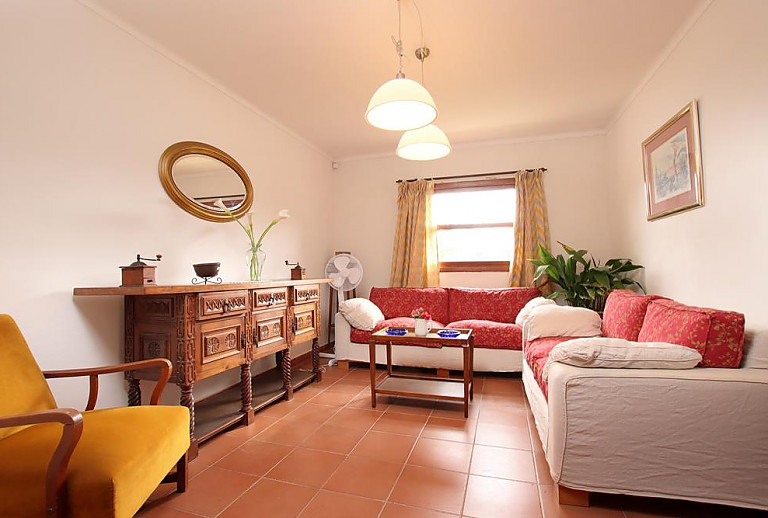 Wohnzimmer mit Sessel und Couch