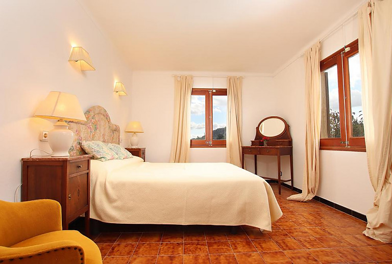 Schlafzimmer mit Doppelbett und Fenster