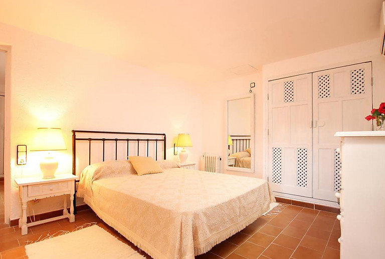 Schlafzimmer mit Doppelbett und Wandschrank