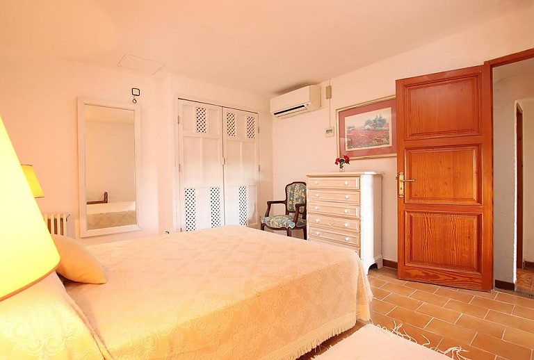 Schlafzimmer mit Doppelbett und Kommode