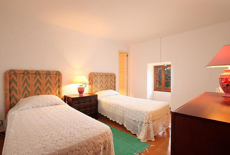 Schlafzimmer mit Einzelbetten und Fenster