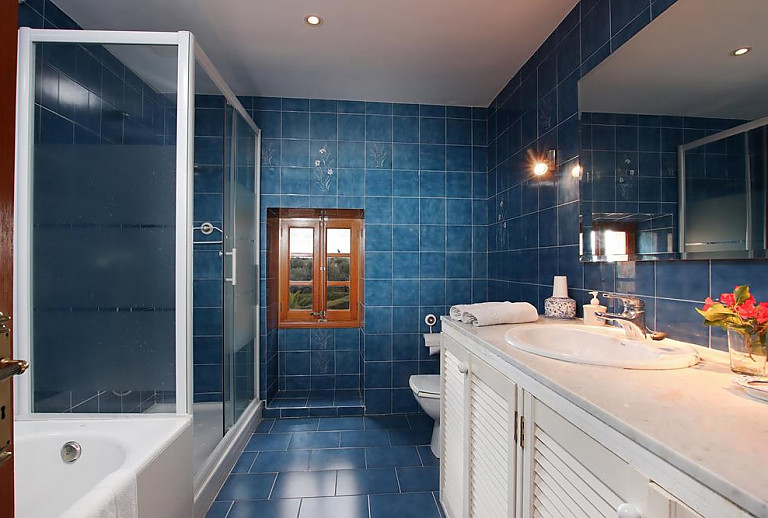 Badezimmer mit Wanne und Waschbecken