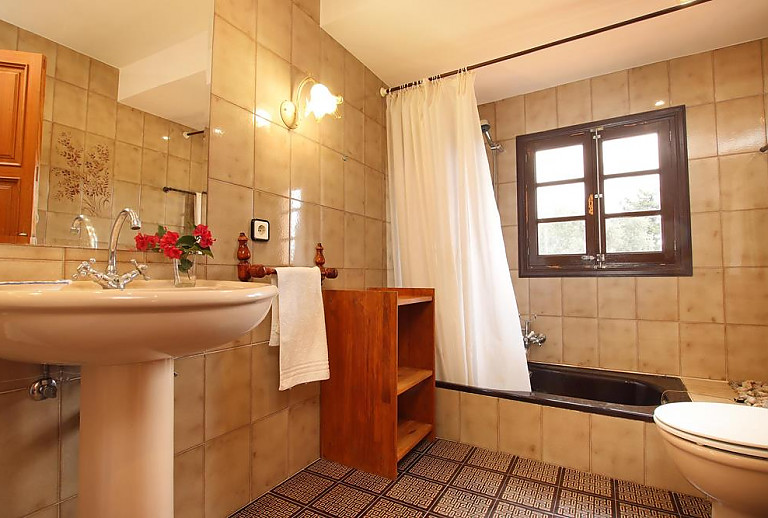 Bad mit Wanne und WC