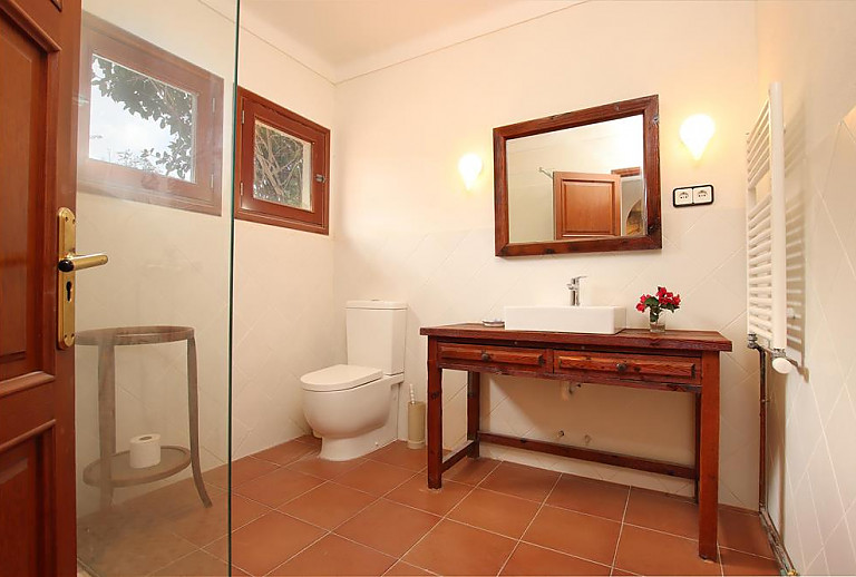 WC und Waschtisch im Badezimmer