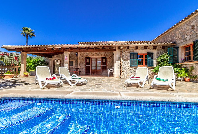 Sonnenliegen am Pool vor der Finca