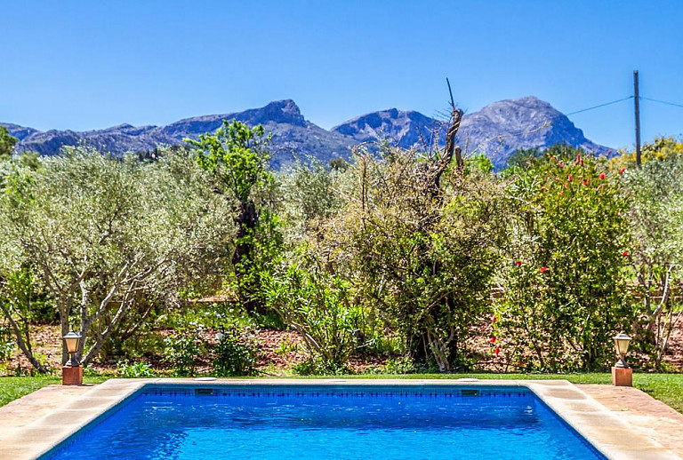 Pool mit Blick auf die Berge