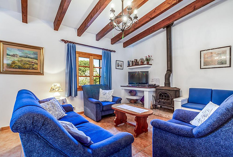Wohnzimmer mit Fernseher und Couch