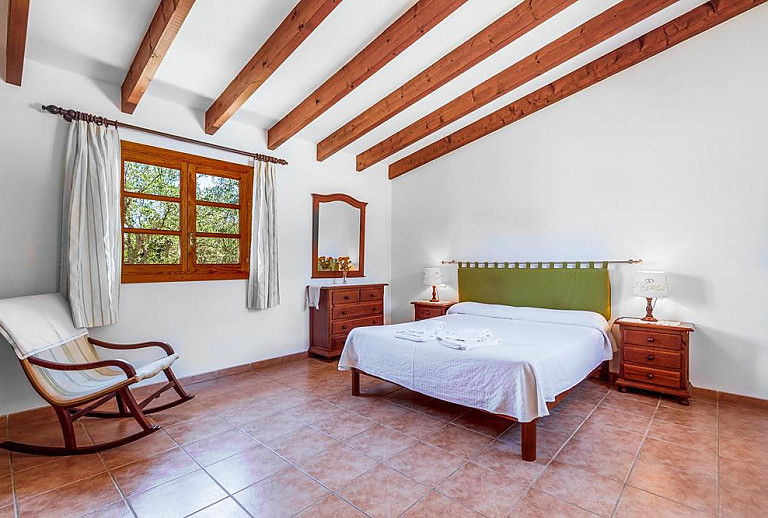 Schlafzimmer mit Doppelbett und Kommode