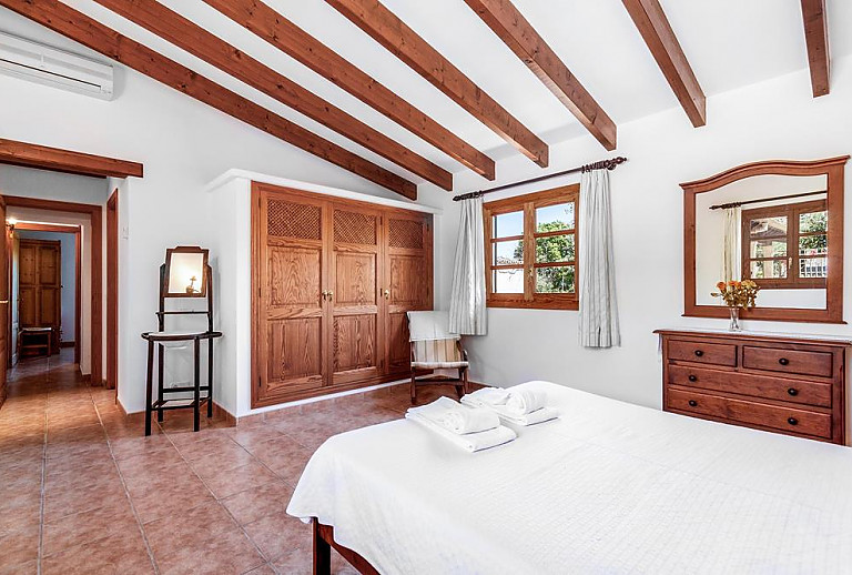 Schlafzimmer mit Doppelbett und Wandschrank