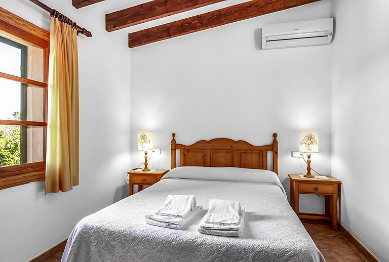 Schlafzimmer mit Doppelbett und Nachttisch