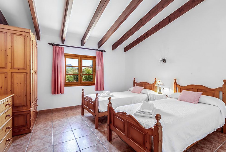 Schlafzimmer mit Einzelbetten und Fenster