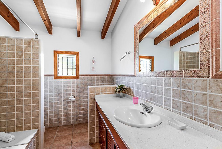 Bad mit Wanne und Waschbecken