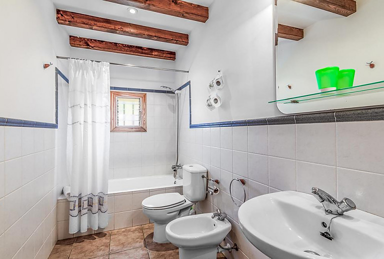 Badezimmer mit Wanne und WC