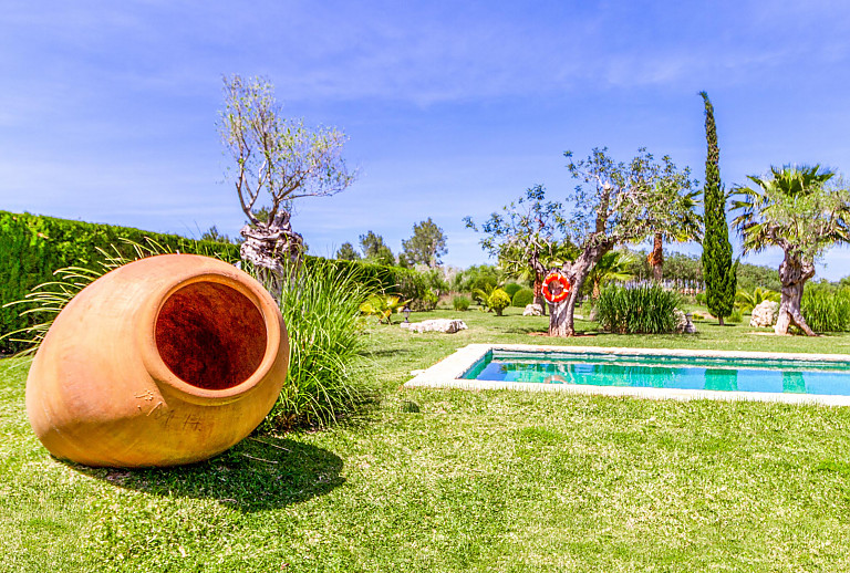 Garten mit Pool und Rasen