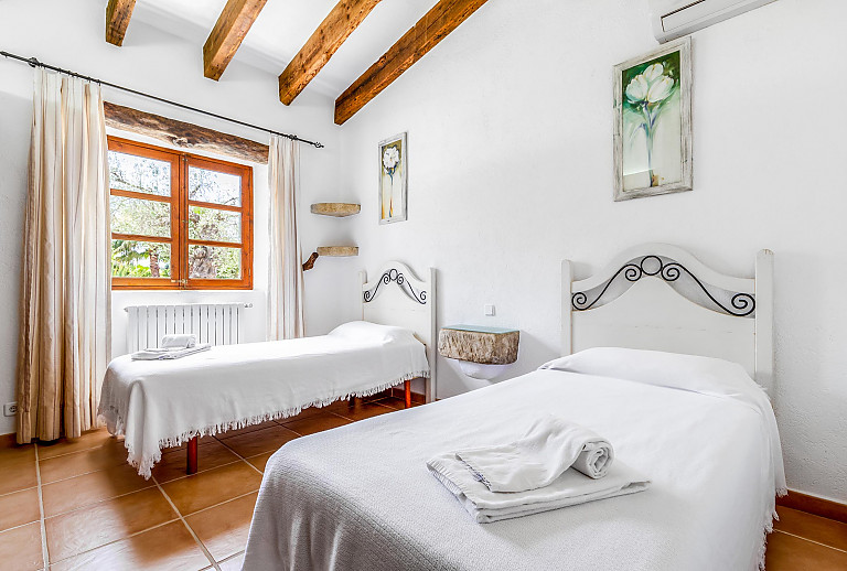Schlafzimmer mit Einzelbetten und Heizung