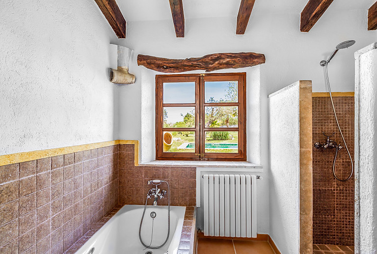 Bad mit Dusche und Wanne
