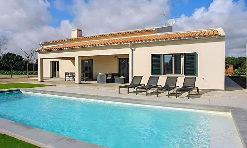 Pool mit Sonnenterrasse vor der Finca