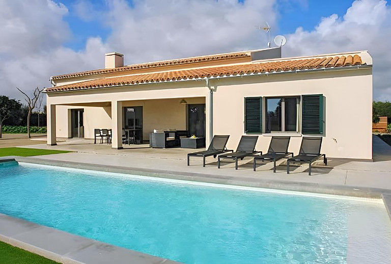 Pool mit Sonnenterrasse vor der Finca