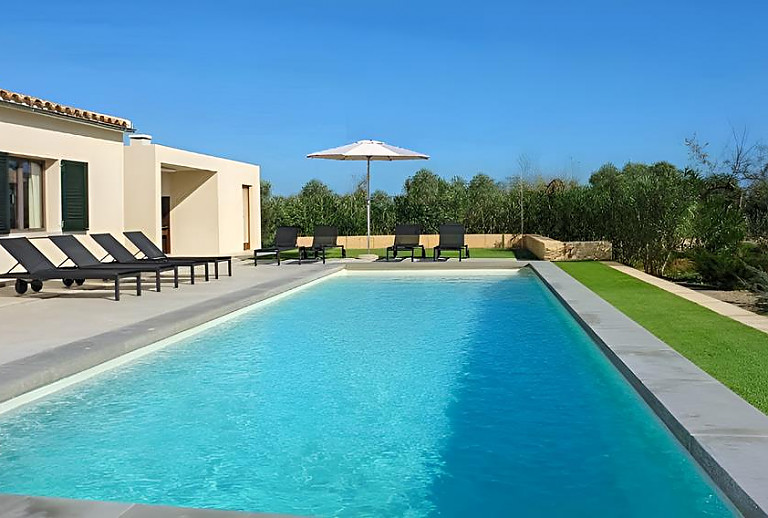 Sonnschirm und Sonnenliegen am Pool