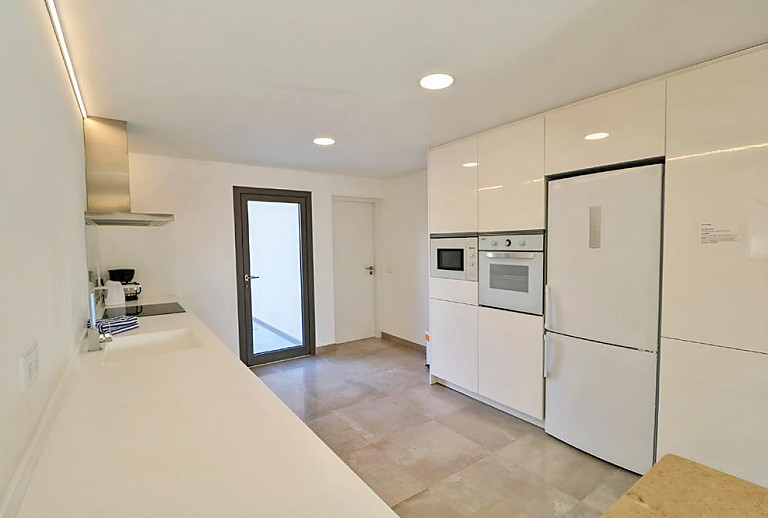 Küche mit Herd und Kühlschrank