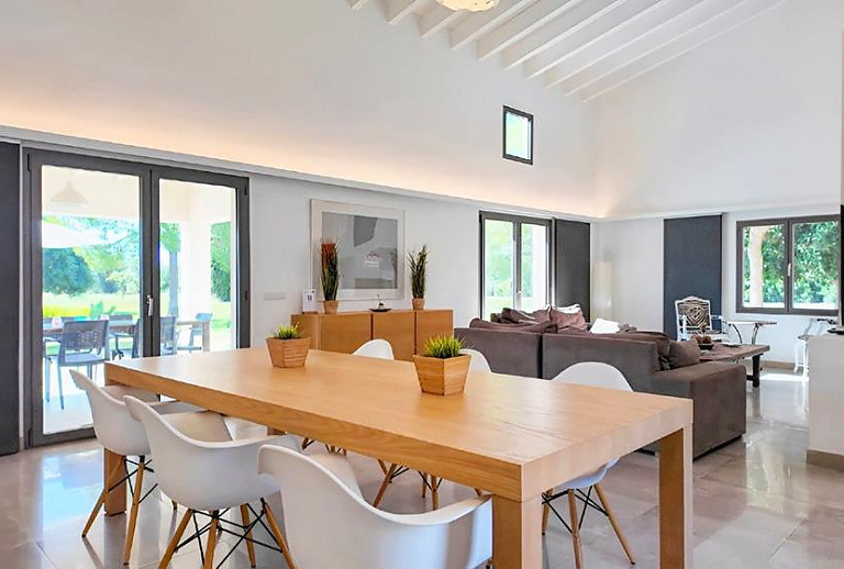 Wohnzimmer mit Essbereich und Couch