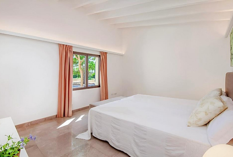 Schlafzimmer mit Doppelbett und Fenster