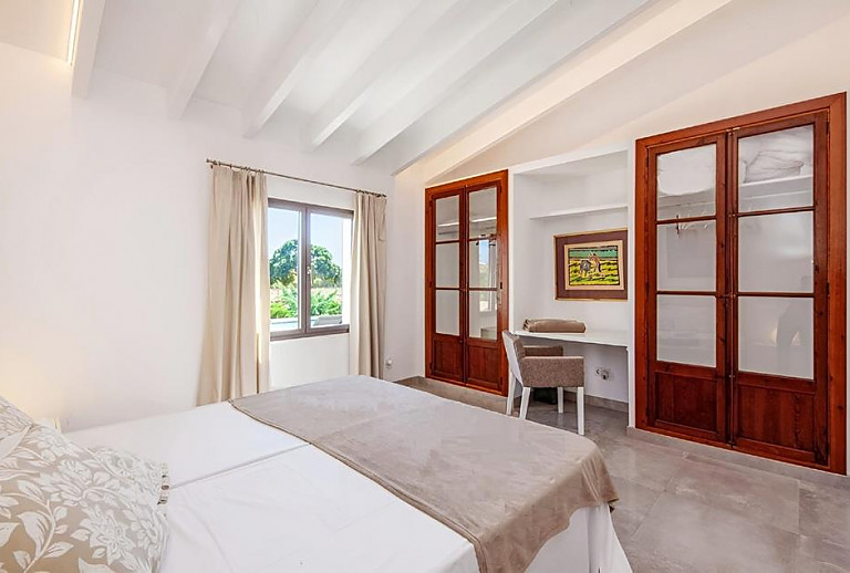 Schlafzimmer mit Einzelbetten und Fenster