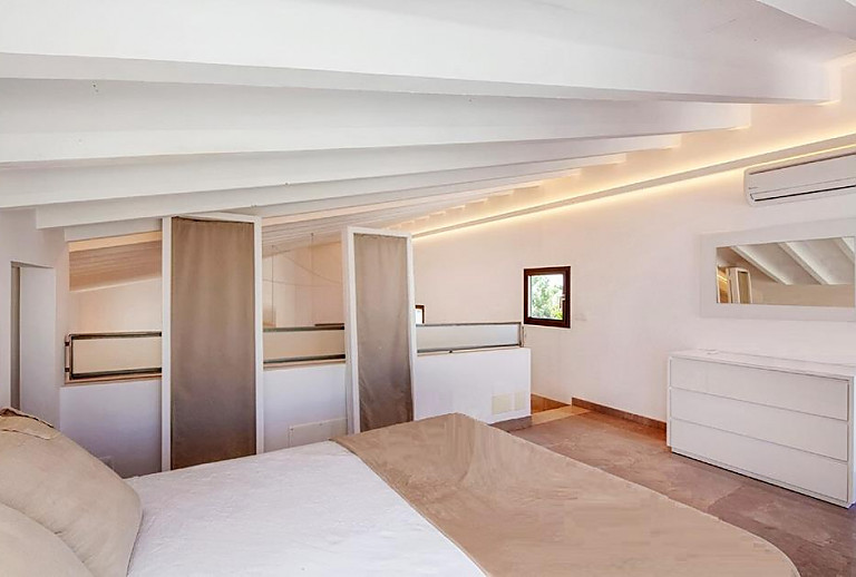Schlafzimmer mit Doppelbett und Kommode