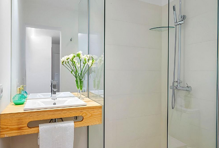 Dusche und Waschbecken im Bad