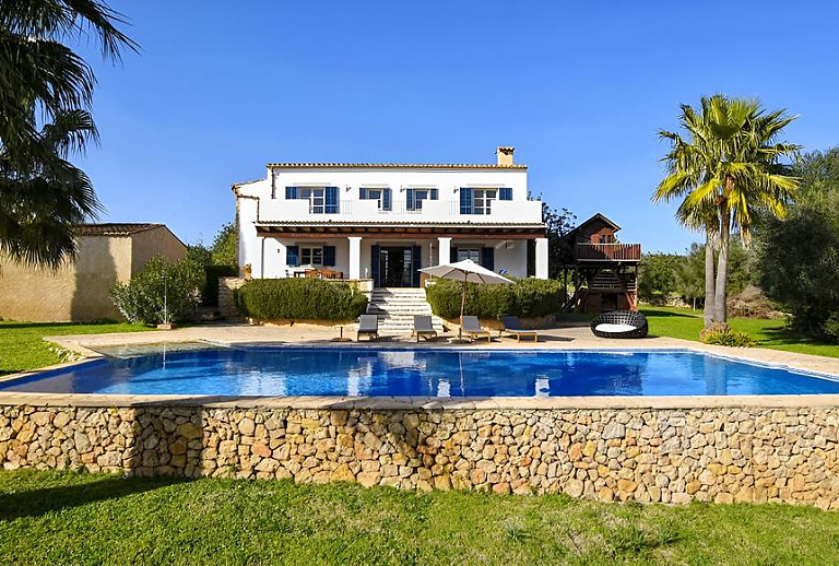 Pool mit Liegestühlen und Sonnenschirm
