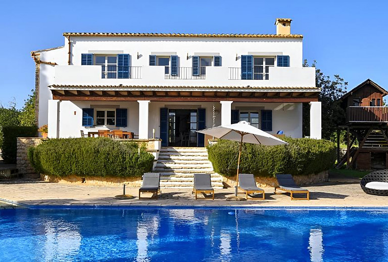 Pool vor der Finca