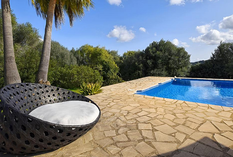 Sonnenterrasse mit Liegestühlen am Pool