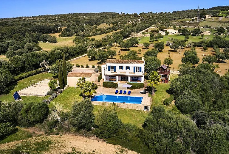 Luftaufnahme vom Grundstück und der Finca
