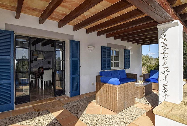 Terrasse mit Vordach und Sofas